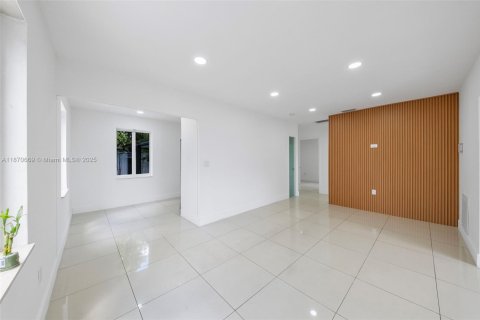 House in Miami, Florida 3 bedrooms, 116.69 sq.m. № 1920313 - photo 16