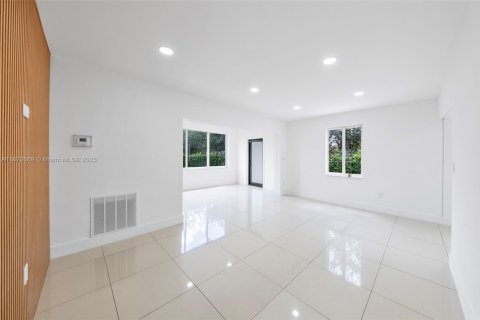 House in Miami, Florida 3 bedrooms, 116.69 sq.m. № 1920313 - photo 15