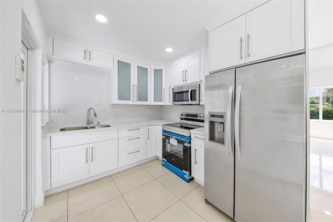 House in Miami, Florida 3 bedrooms, 116.69 sq.m. № 1920313 - photo 5