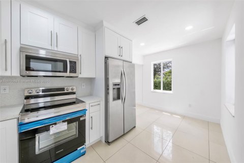 House in Miami, Florida 3 bedrooms, 116.69 sq.m. № 1920313 - photo 18