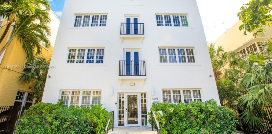 Commercial property in Miami Beach, Florida № 1860542