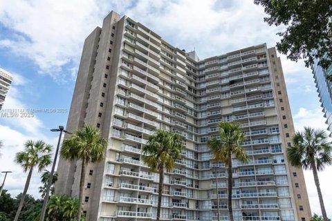 Кондоминиум с 2 спальнями в Майами, Флорида № 2018507