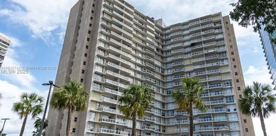 Кондоминиум с 2 спальнями в Майами, Флорида № 2018507