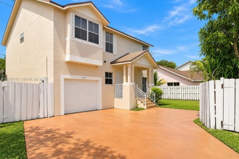 House in Pembroke Pines, Florida 4 bedrooms, 173.91 sq.m. № 2370064