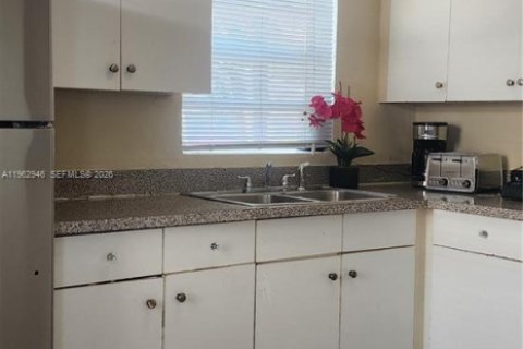Villa ou maison à louer à Fort Lauderdale, Floride: 2 chambres, 125.98 m2 № 2080975 - photo 4