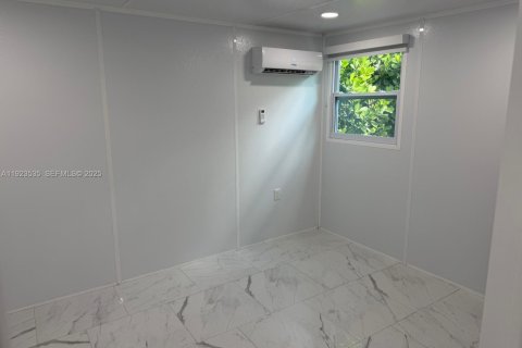 Снять в аренду коммерческую недвижимость в Хомстед, Флорида 1 спальня, 33.44м2, № 1982193 - фото 4