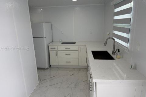 Снять в аренду коммерческую недвижимость в Хомстед, Флорида 1 спальня, 33.44м2, № 1982193 - фото 2