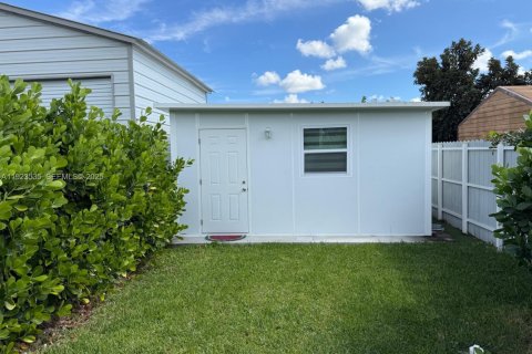 Снять в аренду коммерческую недвижимость в Хомстед, Флорида 1 спальня, 33.44м2, № 1982193 - фото 1