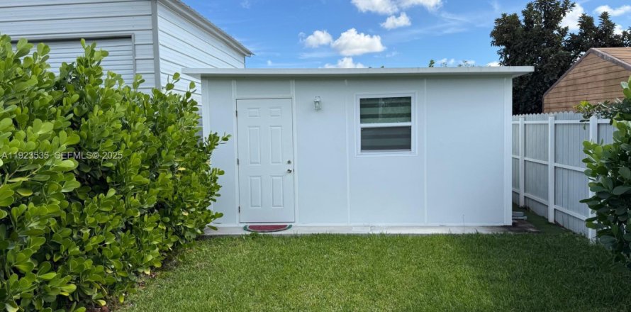 Коммерческая недвижимость в Хомстед, Флорида 1 спальня, 33.44м2 № 1982193