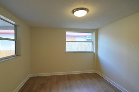 House in Saint Petersburg, Florida 3 bedrooms, 111.85 sq.m. № 2221826 - photo 6