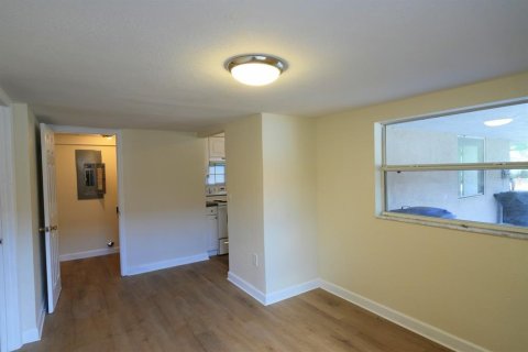 House in Saint Petersburg, Florida 3 bedrooms, 111.85 sq.m. № 2221826 - photo 7
