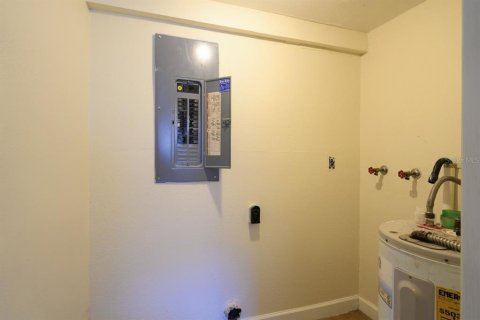 House in Saint Petersburg, Florida 3 bedrooms, 111.85 sq.m. № 2221826 - photo 9