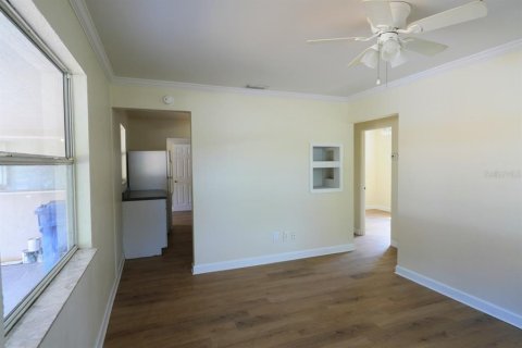 House in Saint Petersburg, Florida 3 bedrooms, 111.85 sq.m. № 2221826 - photo 2
