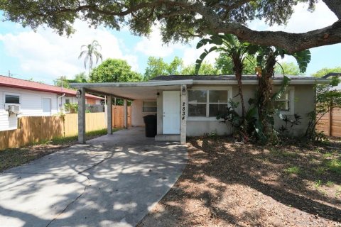 House in Saint Petersburg, Florida 3 bedrooms, 111.85 sq.m. № 2221826