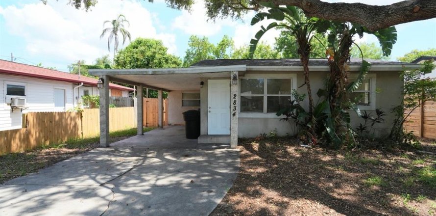 House in Saint Petersburg, Florida 3 bedrooms, 111.85 sq.m. № 2221826