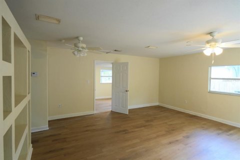 House in Saint Petersburg, Florida 3 bedrooms, 111.85 sq.m. № 2221826 - photo 11