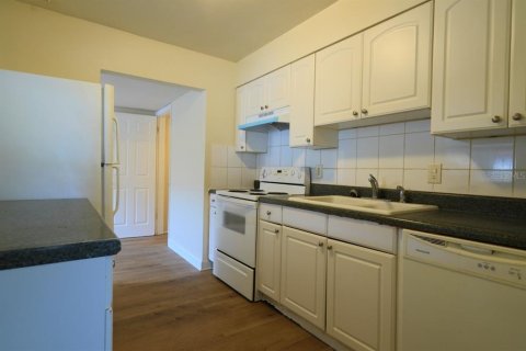 House in Saint Petersburg, Florida 3 bedrooms, 111.85 sq.m. № 2221826 - photo 4