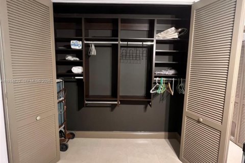 Condo in Hollywood, Florida, 1 bedroom № 2035604 - photo 9