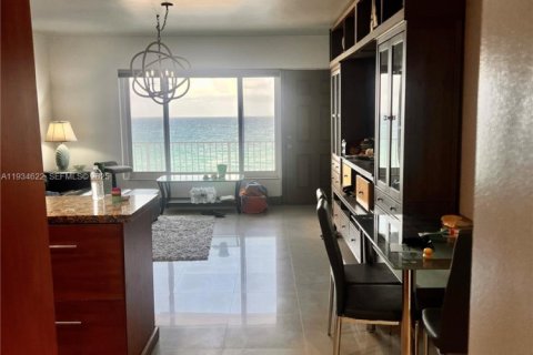 Condo in Hollywood, Florida, 1 bedroom № 2035604 - photo 2