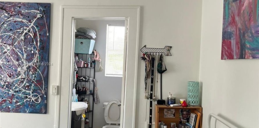 Studio à Condo à Miami Beach, Floride  № 2021549