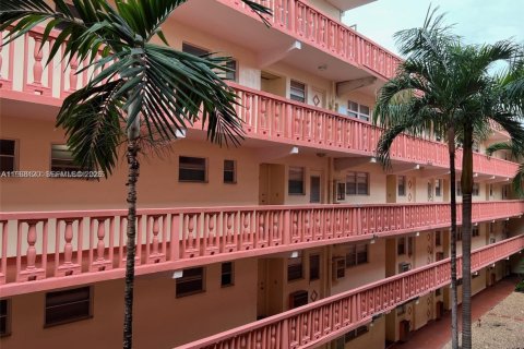Condo in Hallandale Beach, Florida, 1 bedroom  № 2029420 - photo 18