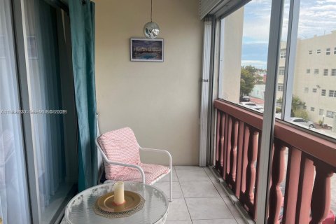 Condo in Hallandale Beach, Florida, 1 bedroom  № 2029420 - photo 15