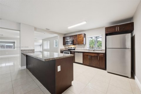 Casa en venta en Miramar, Florida, 4 dormitorios, 181.16 m2 № 1846106 - foto 1