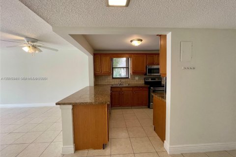 Copropriété à louer à Pompano Beach, Floride: 2 chambres, 102.19 m2 № 2072649 - photo 2