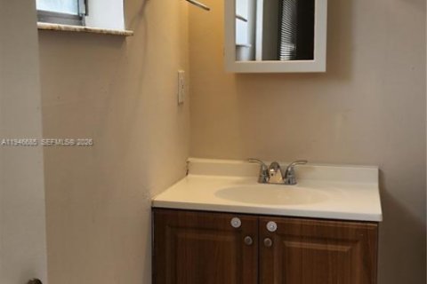 House in Miramar, Florida 2 bedrooms, 162.86 sq.m. № 2002899 - photo 8