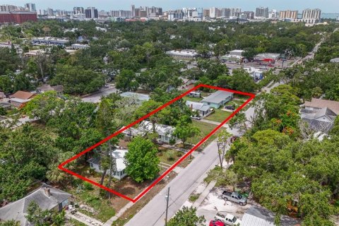Commercial property in Sarasota, Florida 8 bedrooms, 95.41 sq.m. № 1785911 - photo 1