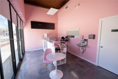 Купить коммерческую недвижимость в Майами, Флорида № 2025587 - фото 4