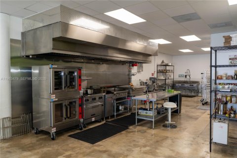 Купить коммерческую недвижимость в Майами, Флорида № 2025587 - фото 9