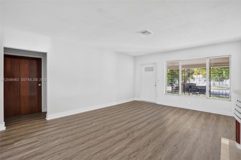 Casa en venta en Miami, Florida, 4 dormitorios, 181.16 m2 № 2168537 - foto 8