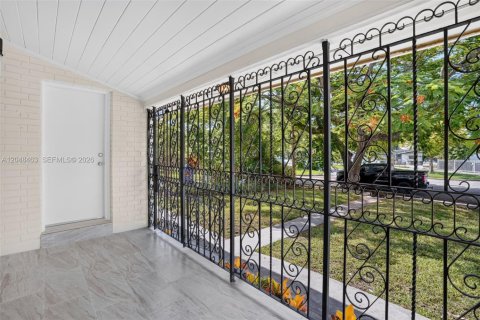 Casa en venta en Miami, Florida, 4 dormitorios, 181.16 m2 № 2168537 - foto 4