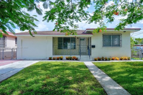 Casa en venta en Miami, Florida, 4 dormitorios, 181.16 m2 № 2168537 - foto 1