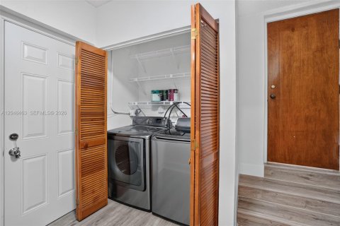 Casa en venta en Miami, Florida, 4 dormitorios, 181.16 m2 № 2168537 - foto 17