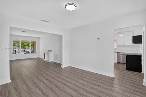 Casa en venta en Miami, Florida, 4 dormitorios, 181.16 m2 № 2168537 - foto 12