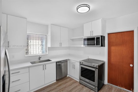 Casa en venta en Miami, Florida, 4 dormitorios, 181.16 m2 № 2168537 - foto 14