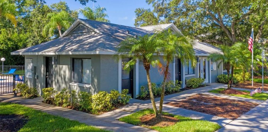 Condo in Largo, Florida, 2 bedrooms  № 2104076