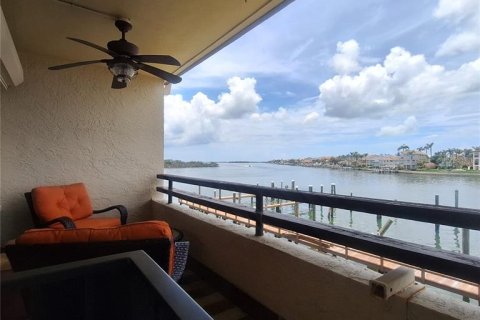 Condo in Tierra Verde, Florida, 2 bedrooms  № 1821381 - photo 17