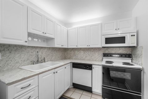 Condo in Boynton Beach, Florida, 2 bedrooms  № 2175960 - photo 17