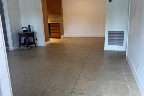 Villa ou maison à louer à Pembroke Pines, Floride: 3 chambres, 108.7 m2 № 2064094 - photo 2