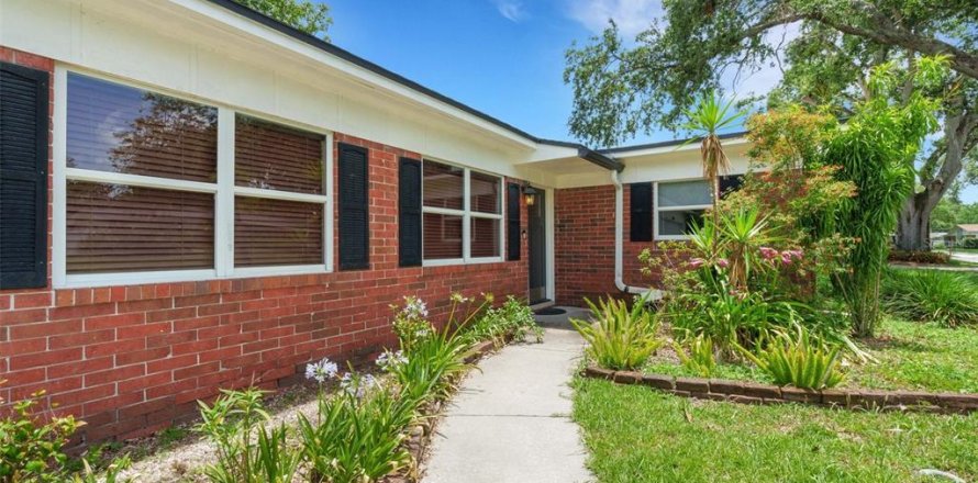 House in Lakeland, Florida 3 bedrooms, 153.38 sq.m. № 1782226