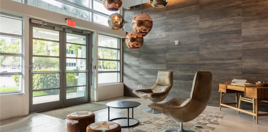 Кондоминиум с 2 спальнями в Бей-Харбор-Айлендс, Флорида № 1963920