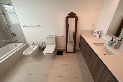 Снять в аренду кондоминиум в Бей-Харбор-Айлендс, Флорида 2 спальни, 112.88м2, № 1963920 - фото 7