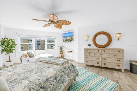 Condo in Saint Pete Beach, Florida, 2 bedrooms  № 2396333 - photo 20