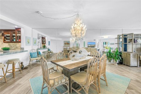 Condo in Saint Pete Beach, Florida, 2 bedrooms  № 2396333 - photo 10
