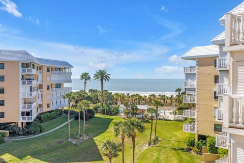 Condo in Saint Pete Beach, Florida, 2 bedrooms  № 2396333 - photo 16