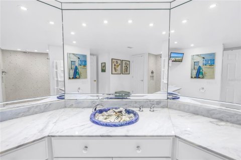 Condo in Saint Pete Beach, Florida, 2 bedrooms  № 2396333 - photo 25