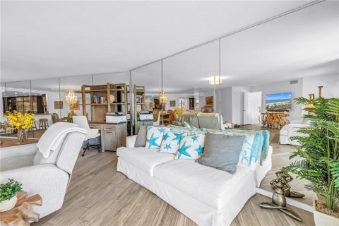 Condo in Saint Pete Beach, Florida, 2 bedrooms  № 2396333 - photo 11